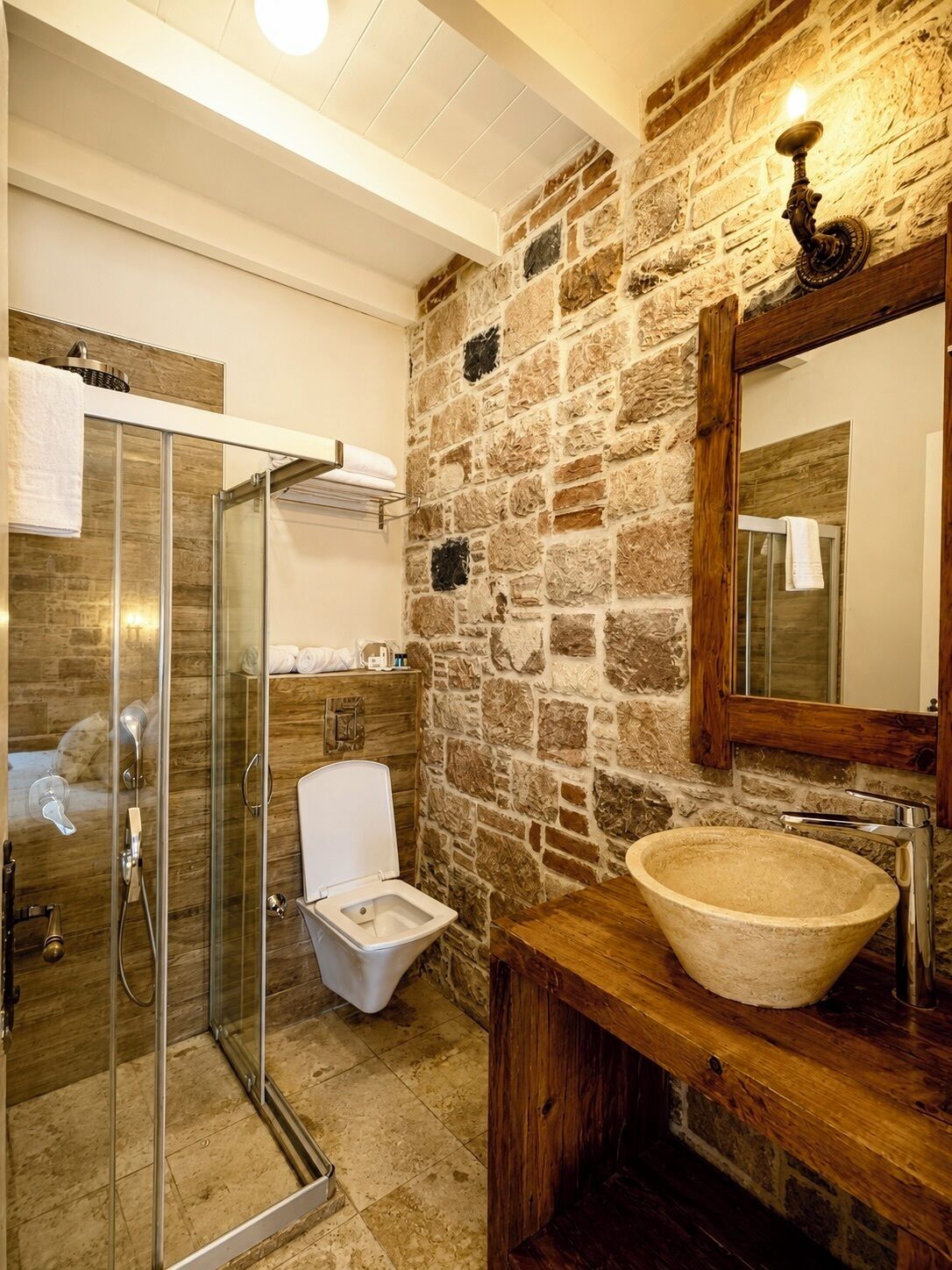 Deluxe Double Room | Bathroom | Shower, hair dryer, towels, soap