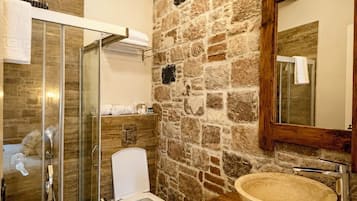 Deluxe Double Room | Bathroom | Shower, hair dryer, towels, soap