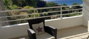 Cozy studio with ocean views, just steps from the beach, restaurants, and shops