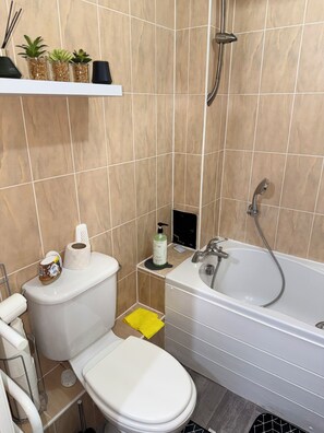 Secador de cabelo, toalhas de banho, sabonete, shampoo