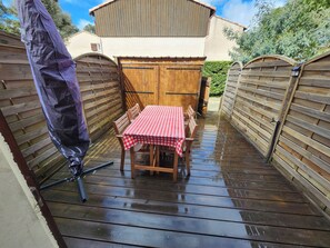 Outdoor dining - Vrbo Property (Lacanau)