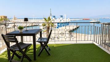 Camera doppia, balcone, vista mare | Ristorazione all'aperto