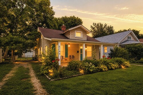 The Primrose Cottage | Pet Friendly, Private Yard!