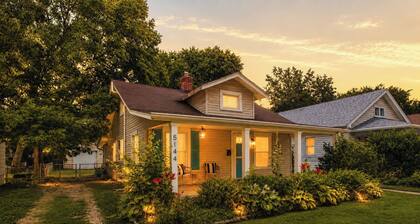 The Primrose Cottage | Pet Friendly, Private Yard!