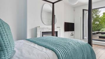 4 bedrooms, iron/ironing board, WiFi, bed sheets