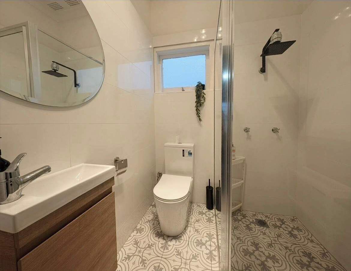 Shower, hair dryer, towels, shampoo