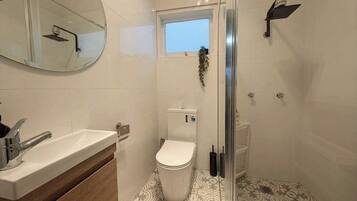 Shower, hair dryer, towels, shampoo