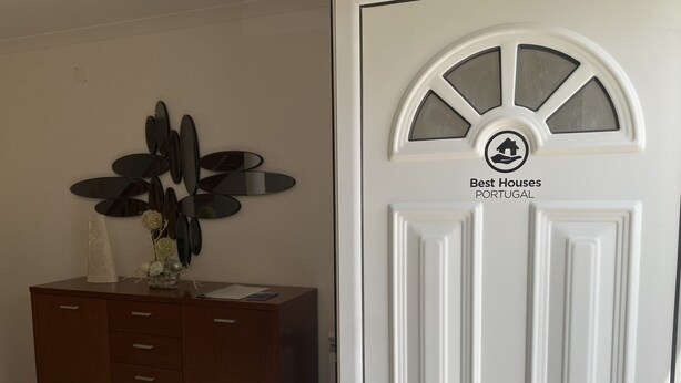 Eine weiße Tür mit einem Logo und dem Text 'Best Houses PORTUGAL'.