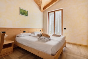 WiFi, bed sheets - Room 'Agritur Dalcastagnè Ranuncolo' with Mountain View, Shared Terrace and Wi-Fi (Torcegno)