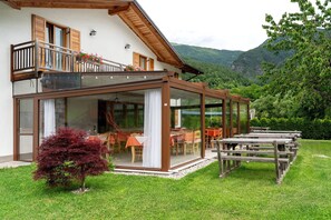 Outdoor dining - Room 'Agritur Dalcastagnè Lavanda' with Mountain View, Shared Terrace and Wi-Fi (Torcegno)