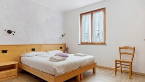 1 bedroom, WiFi, bed sheets - Room 'Agritur Dalcastagnè Lavanda' with Mountain View, Shared Terrace and Wi-Fi (Torcegno)