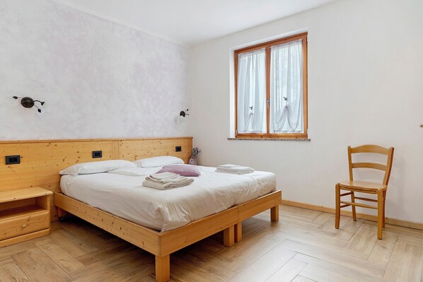 1 bedroom, WiFi, bed sheets - Room 'Agritur Dalcastagnè Lavanda' with Mountain View, Shared Terrace and Wi-Fi (Torcegno)