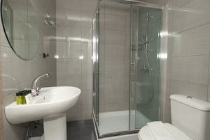 Apartamento, balcón | Baño | Zapatillas