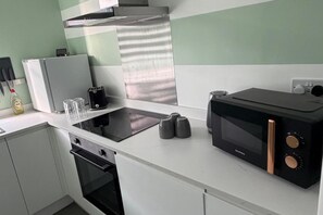 Fridge, microwave, oven, stovetop - Apartment Sleeps 4 Near Southampton City Centre (Southampton)
