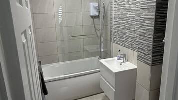 Combined shower/tub, deep soaking tub, towels