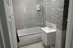 Combined shower/bathtub, deep-soaking bathtub, towels - Apartment Sleeps 4 Near Southampton City Centre (Southampton)