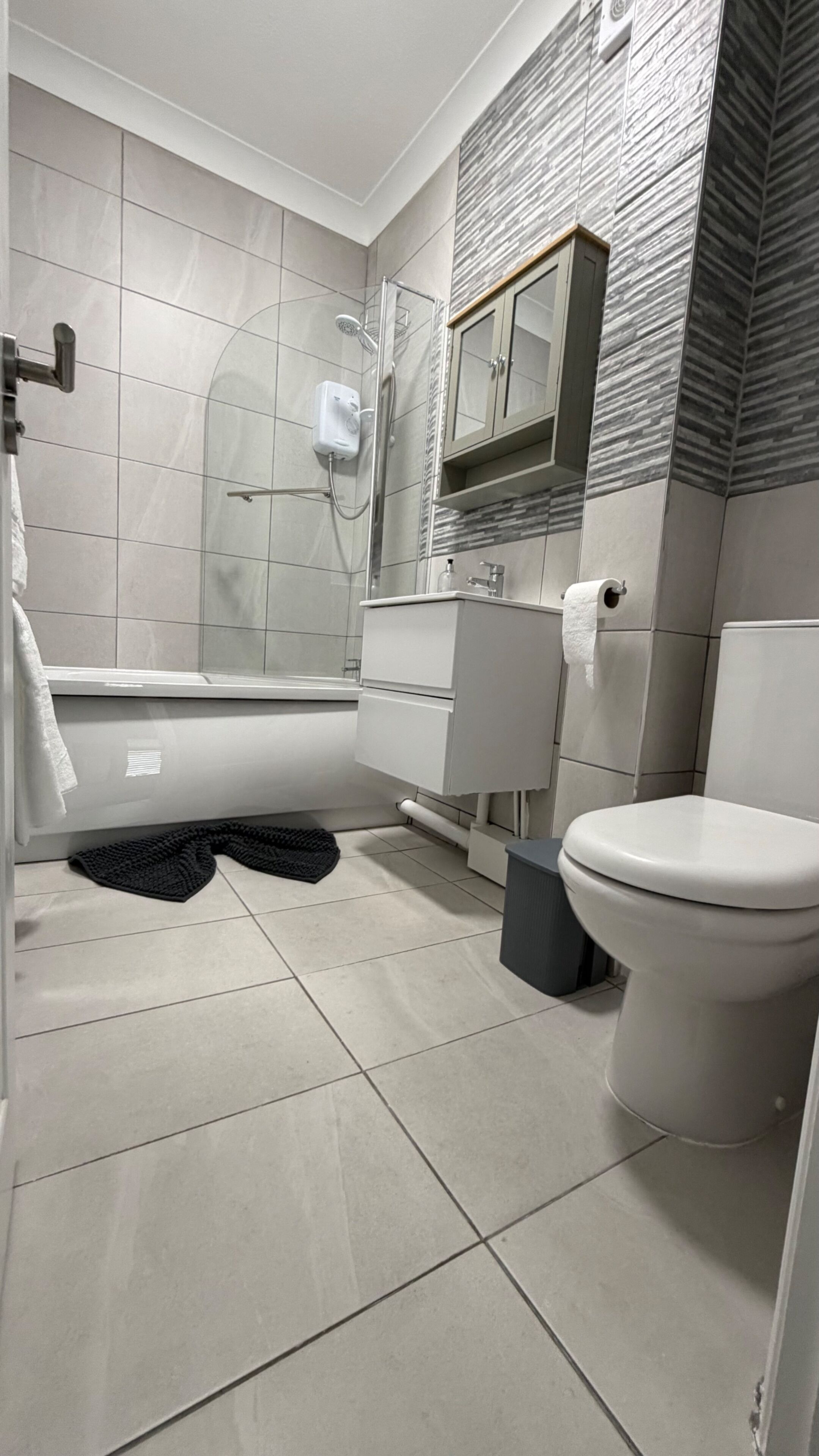 Combined shower/tub, deep soaking tub, towels