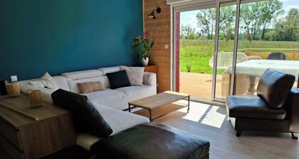 Contemporary wooden house "chez Fan-Fan" spacious and pleasant.