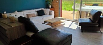 Contemporary wooden house "chez Fan-Fan" spacious and pleasant.