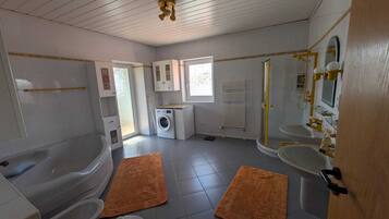 Haartrockner, Bidet, Handtücher, Toilettenpapier