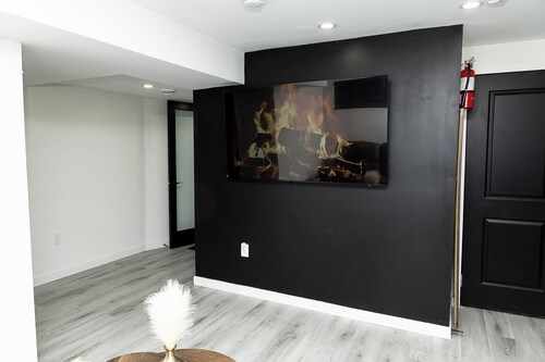 Luxury 1 bedroom Basement suite (Private Entrance and Free Parking)