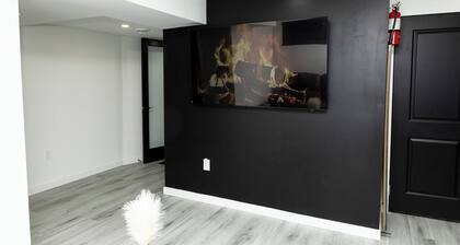 Luxury 1 bedroom Basement suite (Private Entrance and Free Parking)