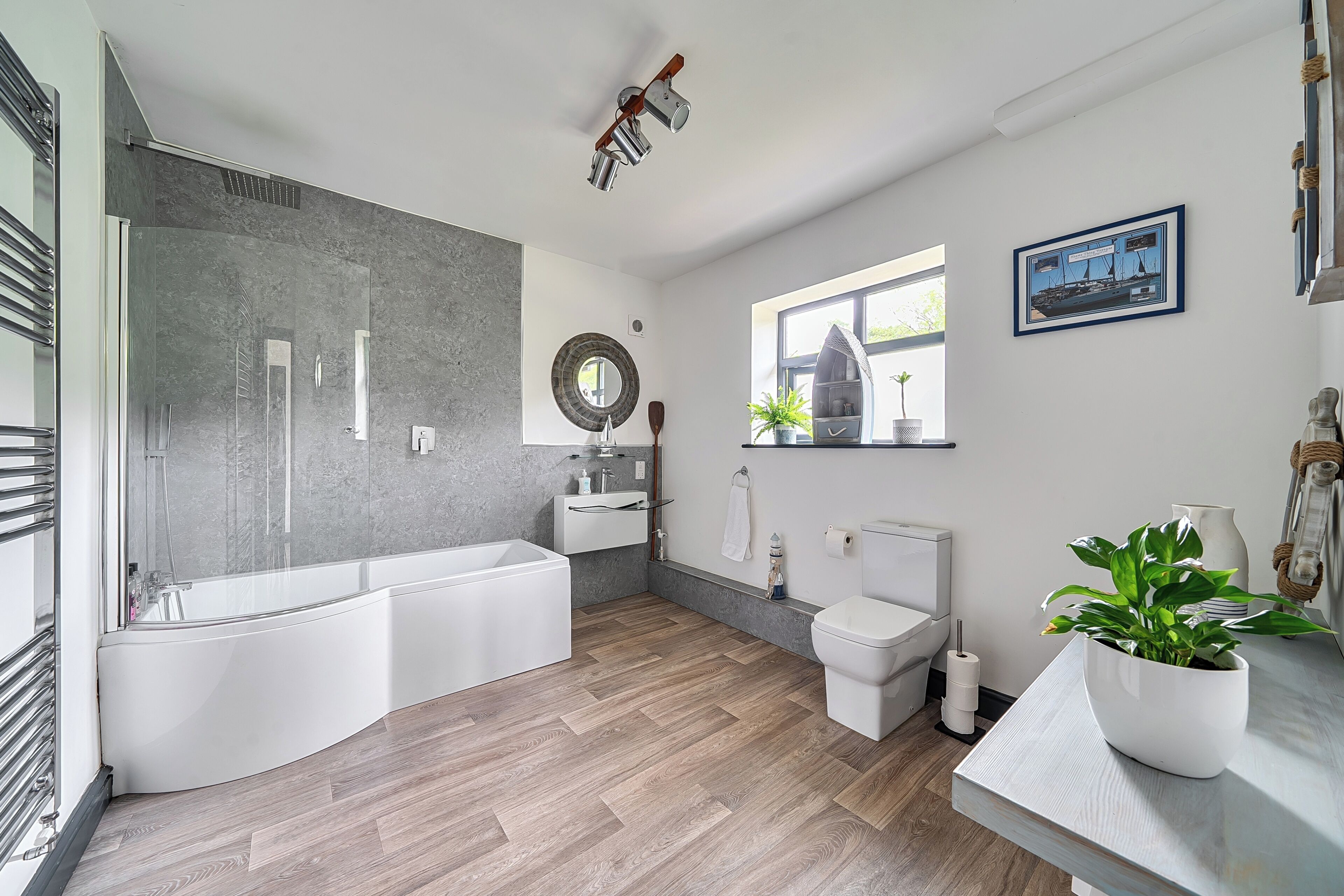 Combined shower/tub, deep soaking tub, hair dryer, towels