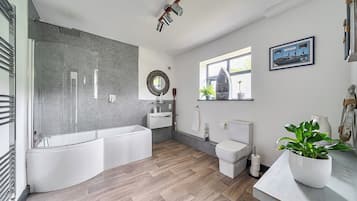 Combined shower/tub, deep soaking tub, hair dryer, towels