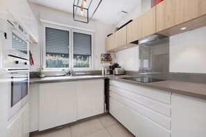Kühlschrank, Mikrowelle, Ofen, Herdplatte