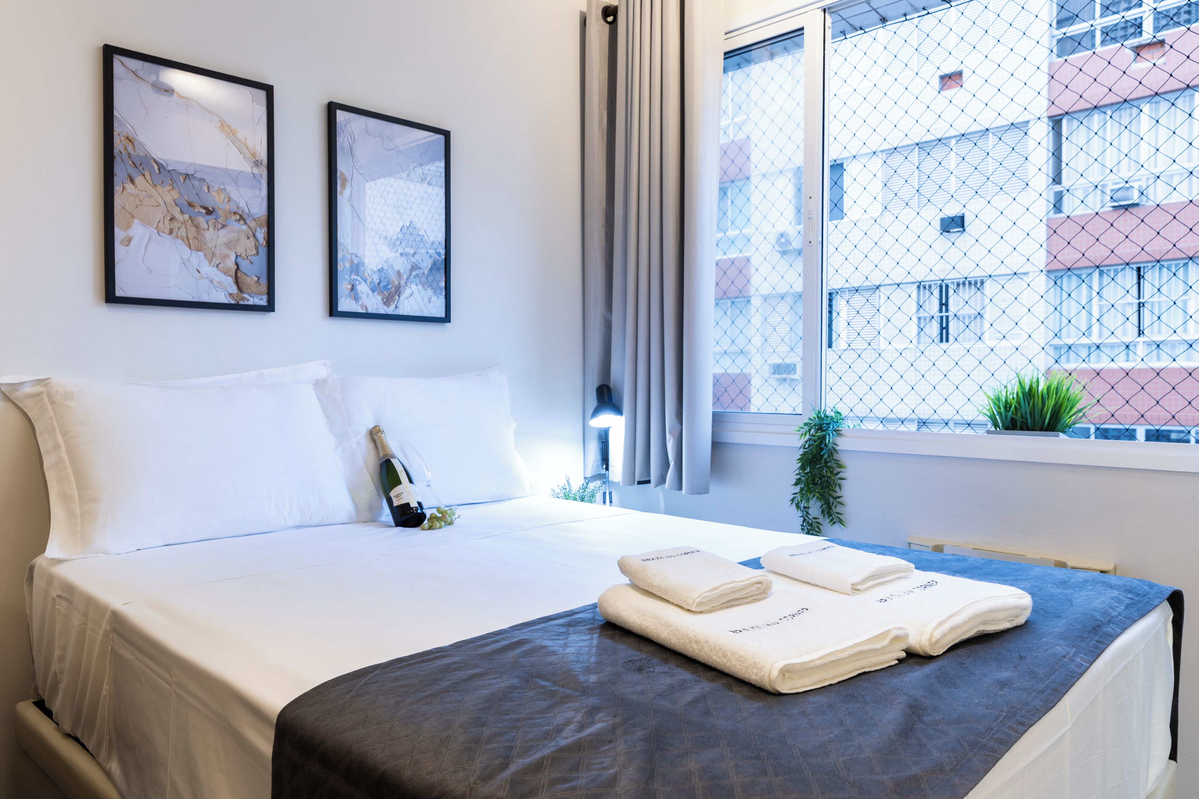 Apartamento | Cortinas blackout, ferros/tábuas de passar roupa, Wi-Fi de cortesia