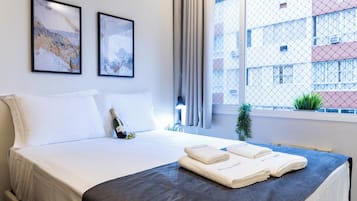 Apartamento | Cortinas blackout, ferros/tábuas de passar roupa, Wi-Fi de cortesia