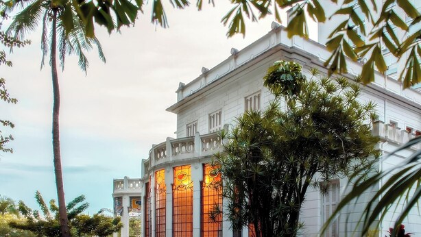 A building with large windows and a balcony. - Beira-Mar - Canal 4 - AC (Santos)