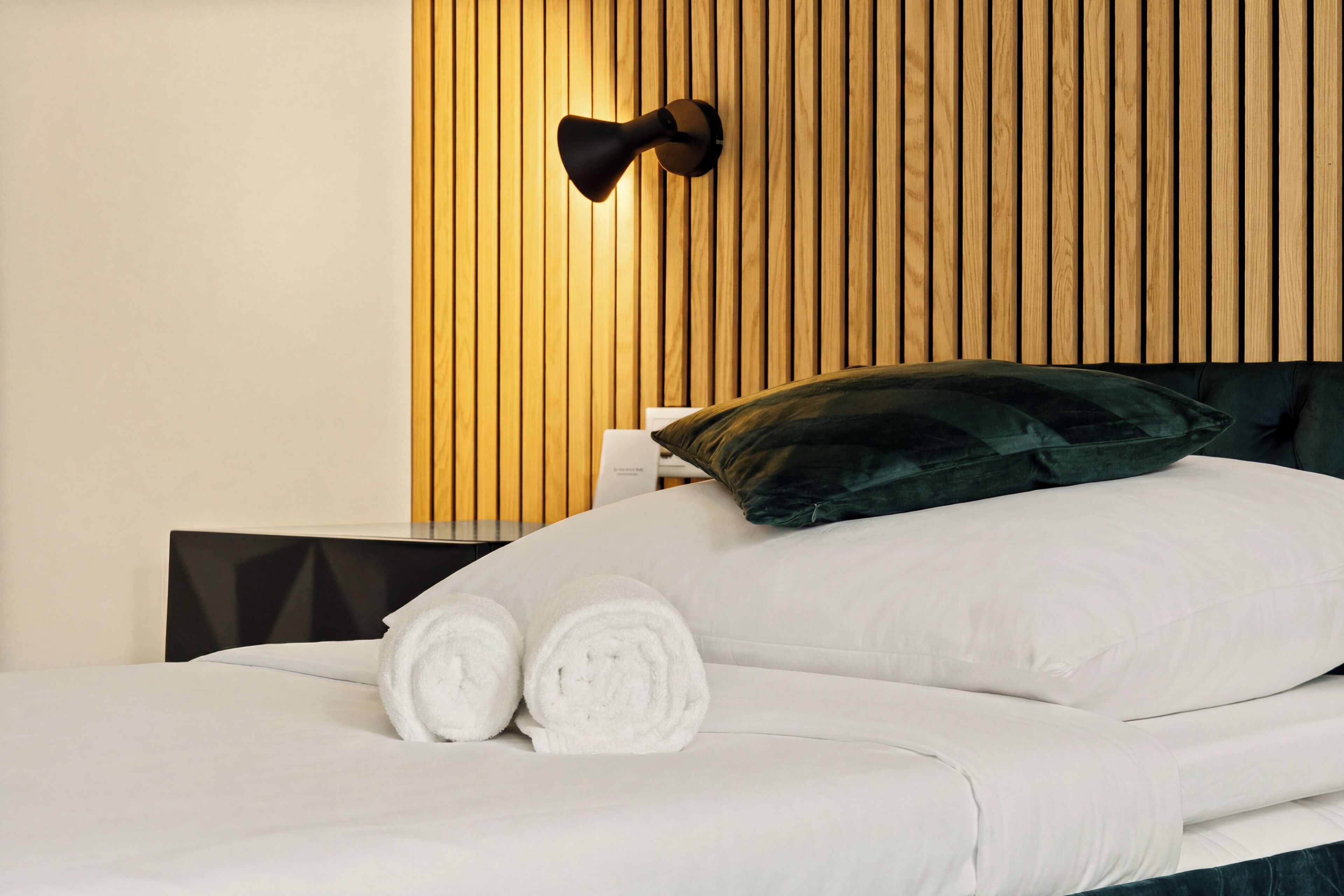 Tabla de planchar con plancha, wifi gratis y ropa de cama 