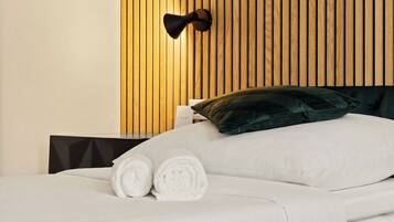 Tabla de planchar con plancha, wifi gratis y ropa de cama