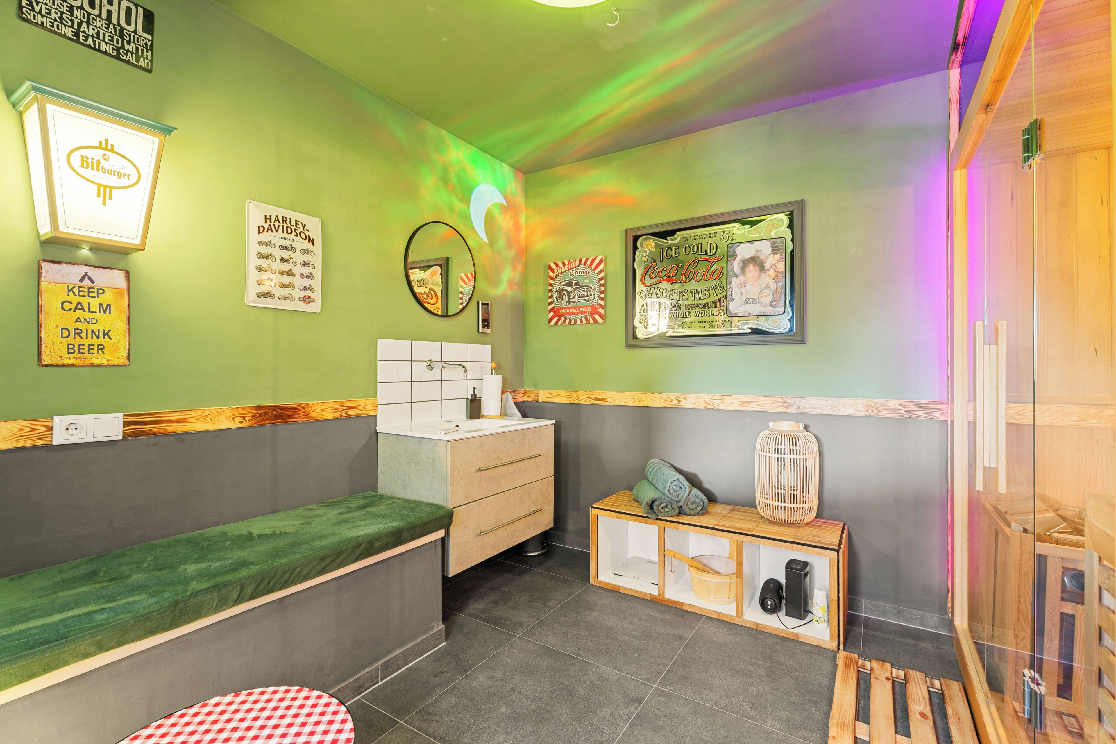 Een restaurant met een groene wand, een houten toonbank en een neonbord.