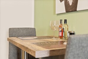 Une table avec deux verres à vin, une bouteille de vin rosé et une bouteille de vin blanc.