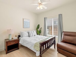 6 habitaciones, escritorio, tabla de planchar con plancha y wifi 