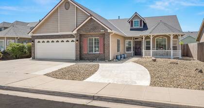 6BR Home | Sleeps 11 | Fireplace +Private Backyard