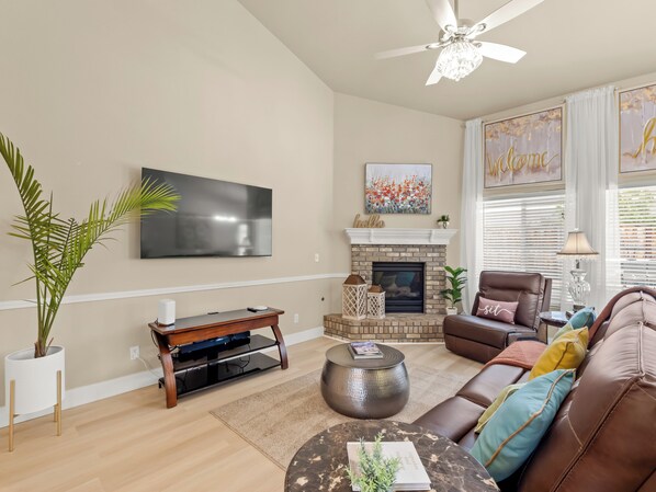 Smart TV y chimenea 