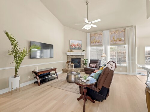 Spacious 6-bedroom house in marvelous Fresno with cool AC