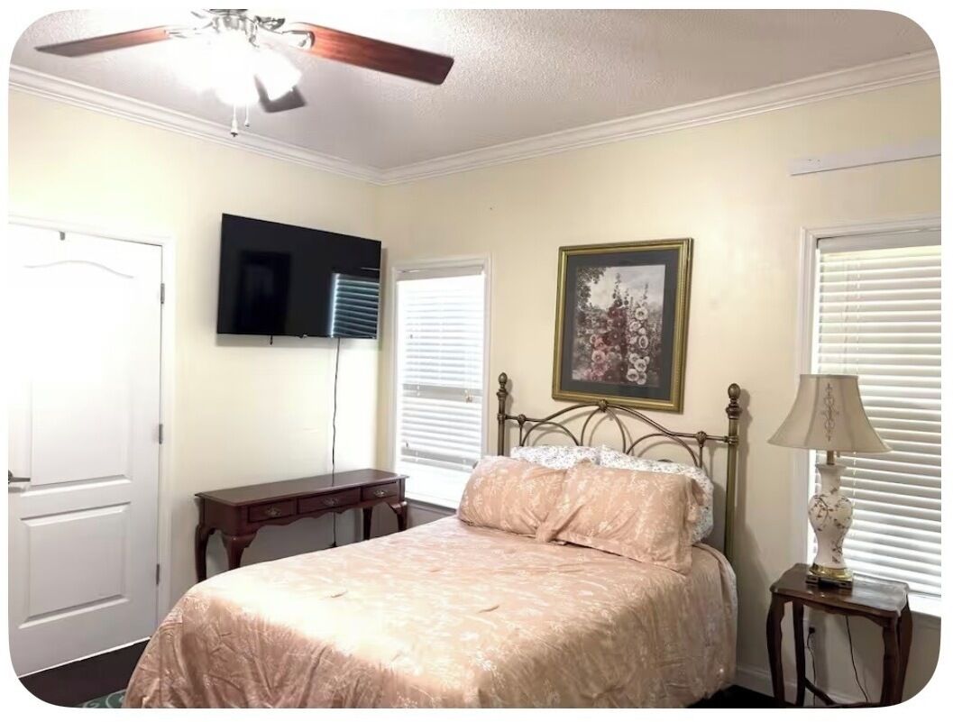 5 bedrooms, iron/ironing board, free WiFi, bed sheets
