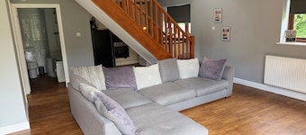 Cottage Sleeps 8 - Garden, Bbq, Pet-friendly