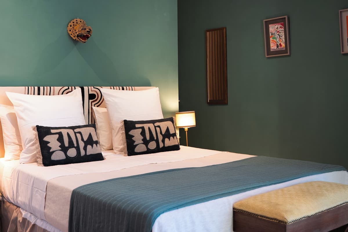 Suite, pemandangan kebun | Tirai kedap cahaya, kedap suara, setrika/meja setrika, dan Wi-Fi gratis