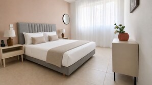 Un dormitorio moderno con cama, mesitas de noche, lámpara, espejo, planta en maceta y un cuadro en la pared.