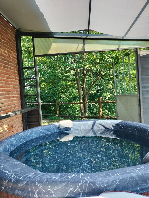 Indoor spa tub