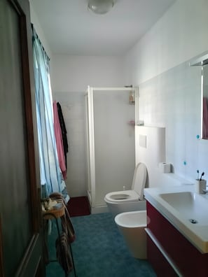 A bathroom with a toilet, sink, and shower. - Holiday Home 'Casa Centomila Volte Benvenuti' with Private Terrace (Tigliole)