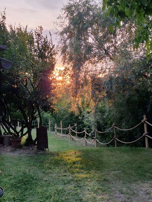 A garden with a wooden fence, potted plants, and a bench. - Holiday Home 'Casa Centomila Volte Benvenuti' with Private Terrace (Tigliole)