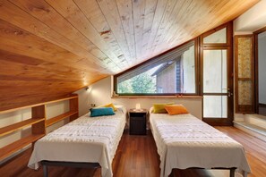 Tabla de planchar con plancha, wifi, ropa de cama