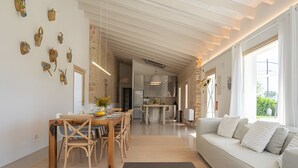 Una sala de estar moderna con comedor, un sofá y una mesa de centro.