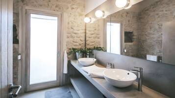 Een douche, een haardroger, handdoeken